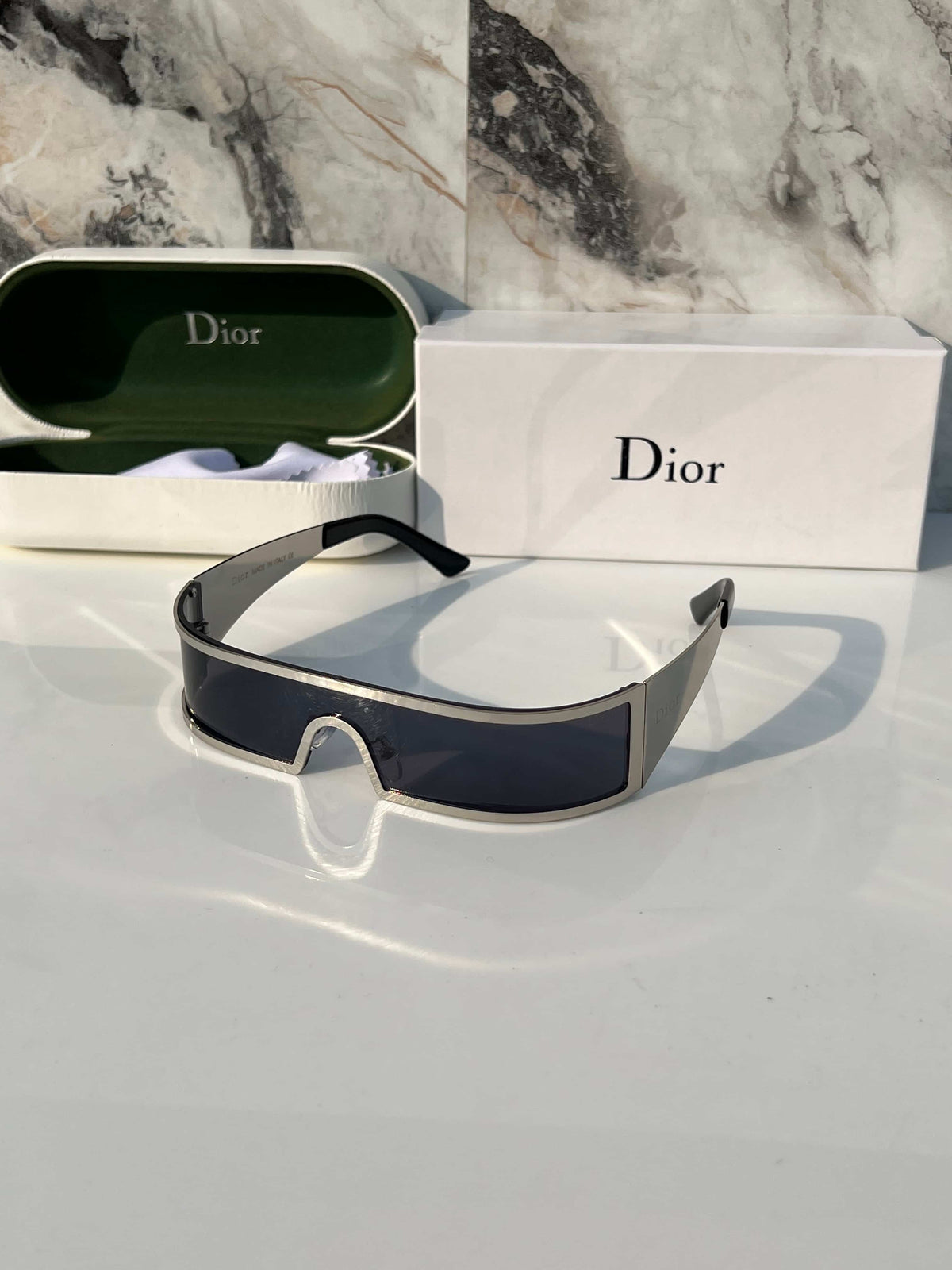 Di0r_9094_silver_black