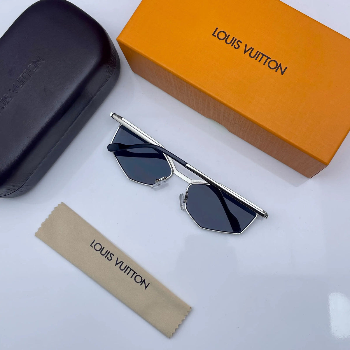LOUIS VUITTION 3224 SILVER BLACK